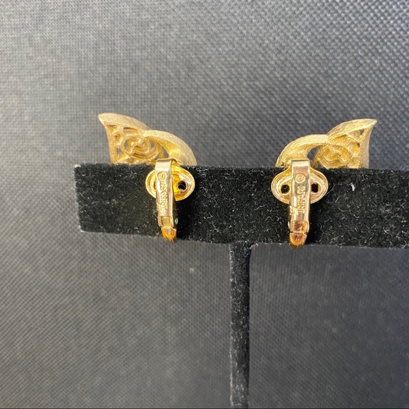 Trifari Patterned Gold Leaf Clip On Earrings - Picture 4 of 7
